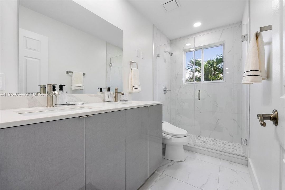 For Sale: $899,900 (5 beds, 3 baths, 2858 Square Feet)