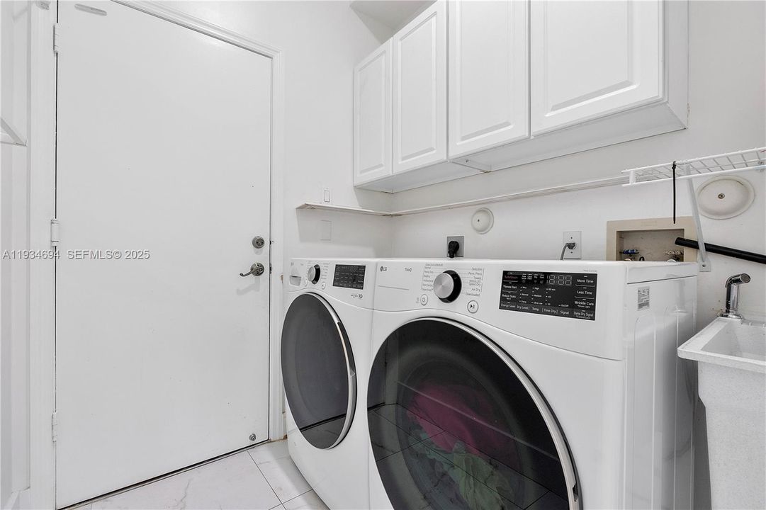 For Sale: $899,900 (5 beds, 3 baths, 2858 Square Feet)