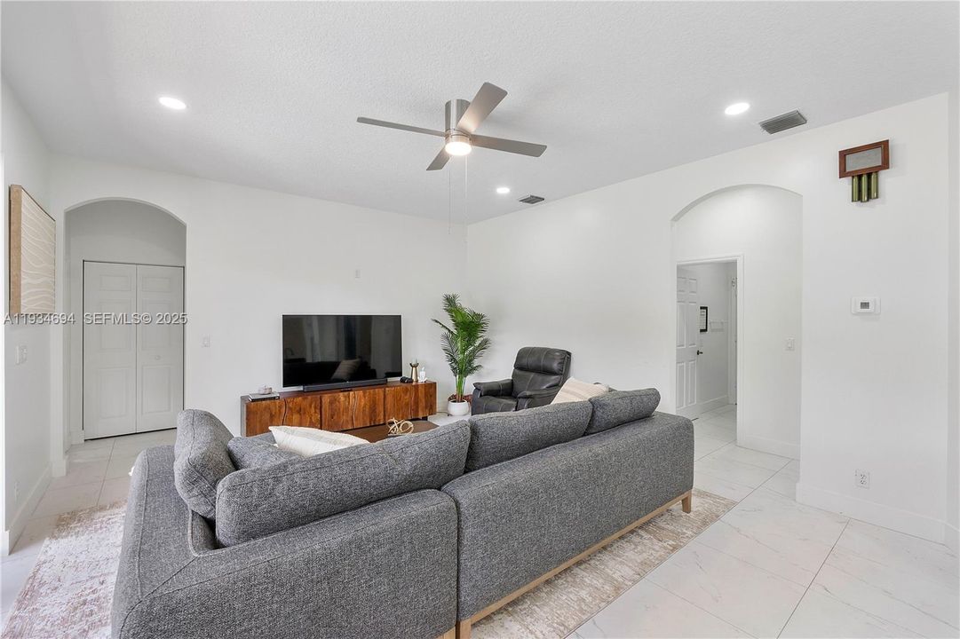 For Sale: $899,900 (5 beds, 3 baths, 2858 Square Feet)