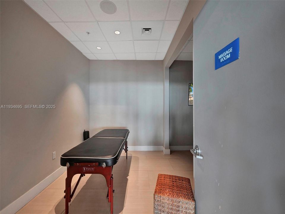 出租: $4,900 (2 贝兹, 2 浴室, 1449 平方英尺)