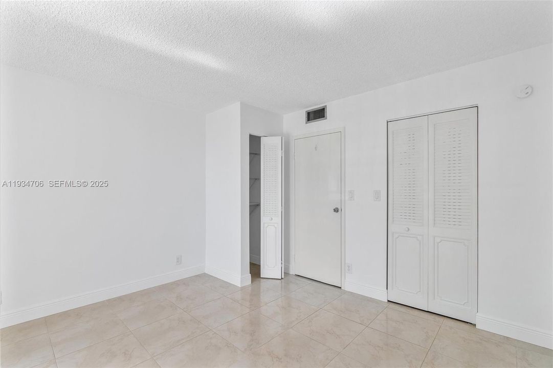 待售: $219,900 (1 贝兹, 1 浴室, 915 平方英尺)