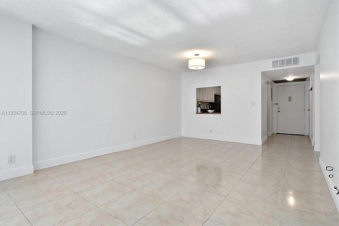 待售: $219,900 (1 贝兹, 1 浴室, 915 平方英尺)