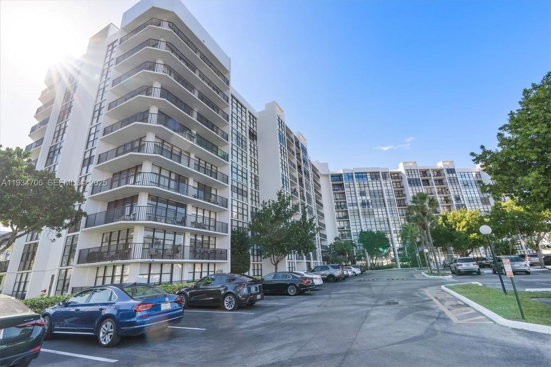 待售: $219,900 (1 贝兹, 1 浴室, 915 平方英尺)