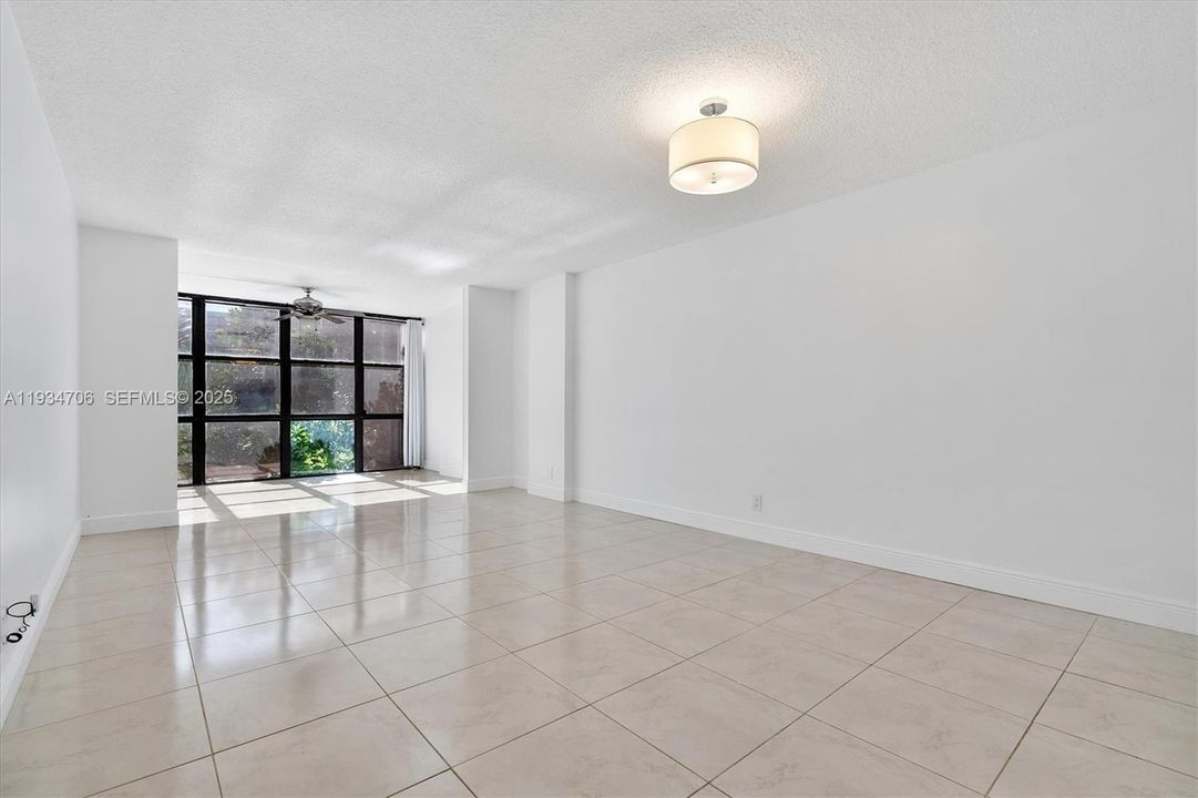 待售: $219,900 (1 贝兹, 1 浴室, 915 平方英尺)