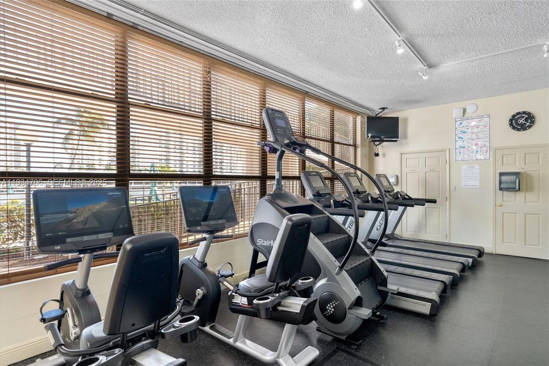 待售: $219,900 (1 贝兹, 1 浴室, 915 平方英尺)