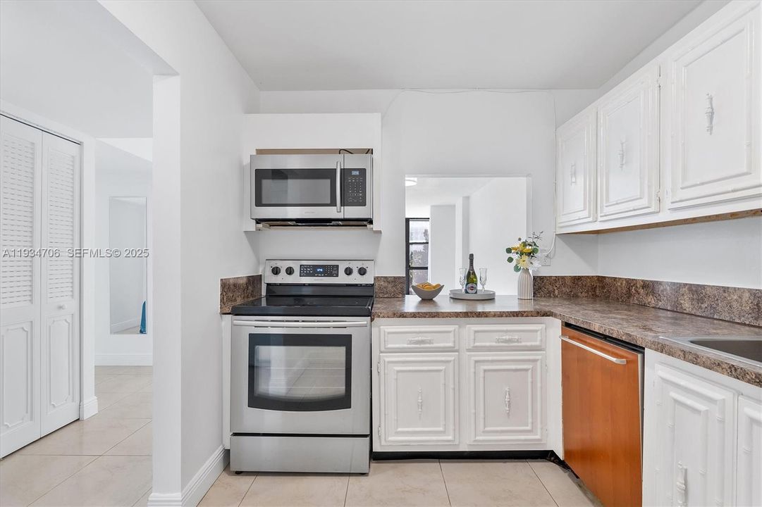 待售: $219,900 (1 贝兹, 1 浴室, 915 平方英尺)