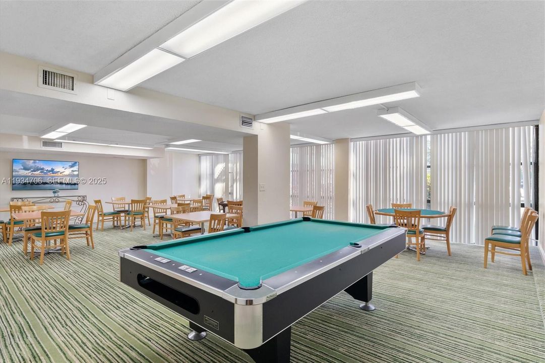 待售: $219,900 (1 贝兹, 1 浴室, 915 平方英尺)