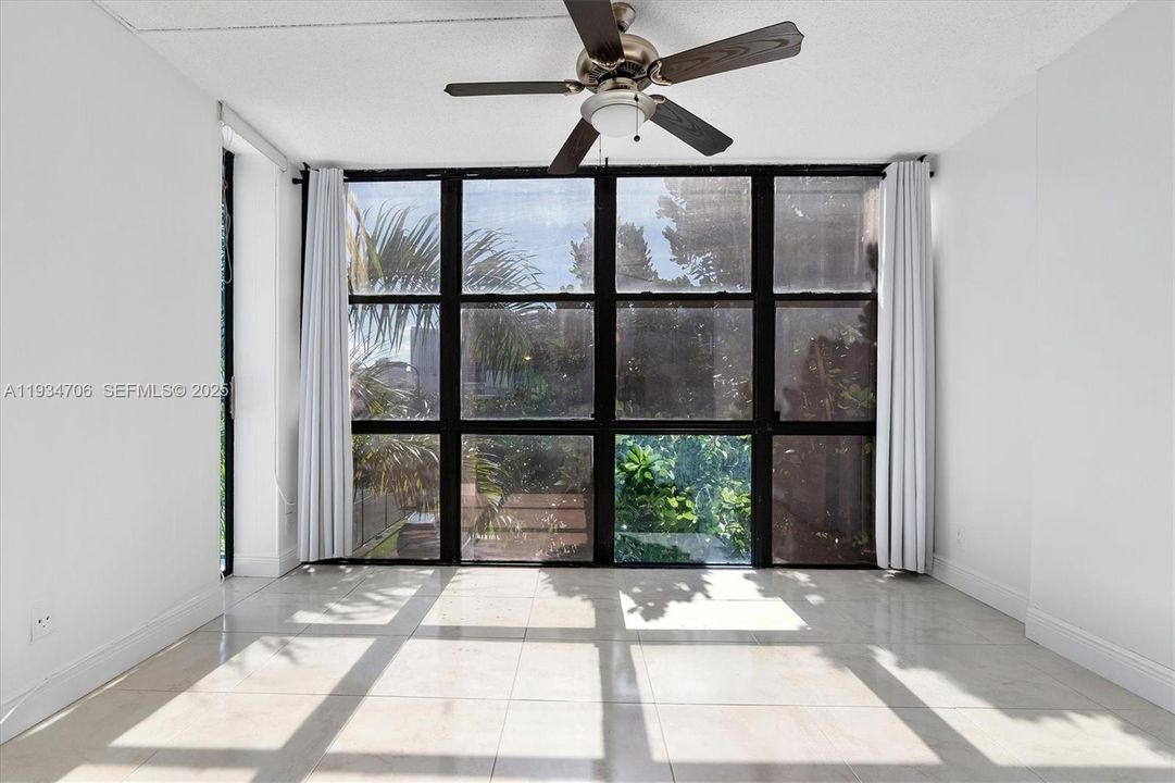 待售: $219,900 (1 贝兹, 1 浴室, 915 平方英尺)