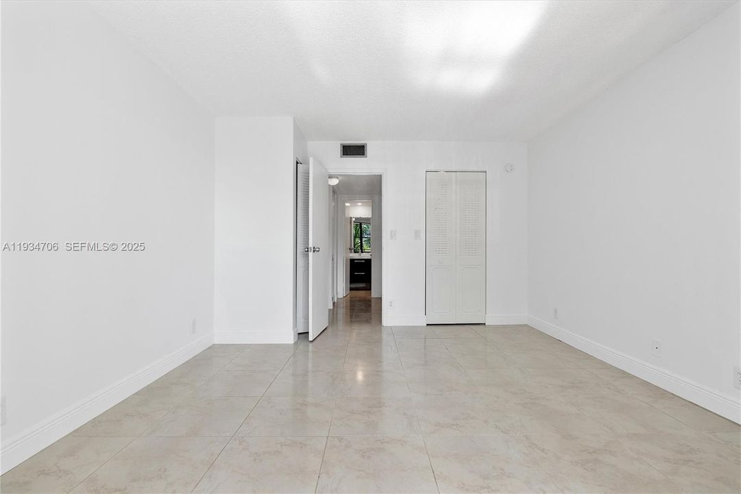 待售: $219,900 (1 贝兹, 1 浴室, 915 平方英尺)