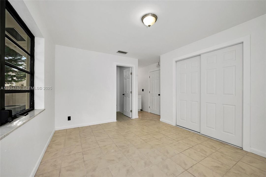 出租: $2,000 (2 贝兹, 2 浴室, 900 平方英尺)