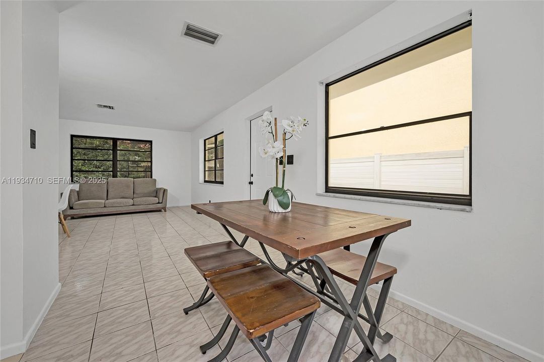 出租: $2,000 (2 贝兹, 2 浴室, 900 平方英尺)