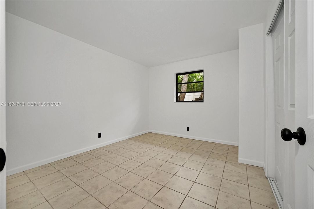 出租: $2,000 (2 贝兹, 2 浴室, 900 平方英尺)