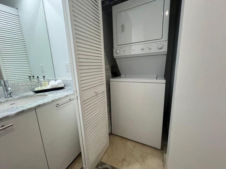 出租: $8,500 (2 贝兹, 2 浴室, 1278 平方英尺)