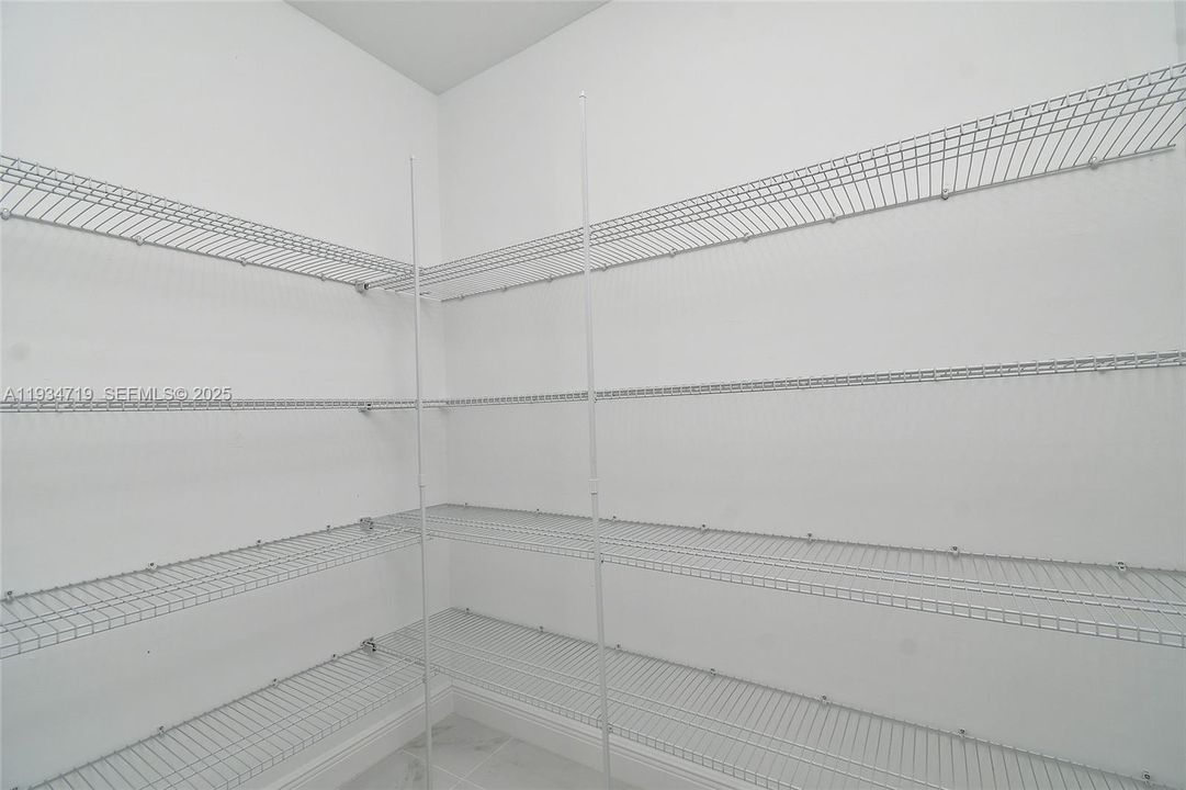 На продажу: $599,900 (5 спален, 3 ванн, 0 Квадратных фут)