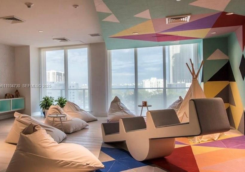 В аренду: $3,390 (1 спален, 1 ванн, 681 Квадратных фут)