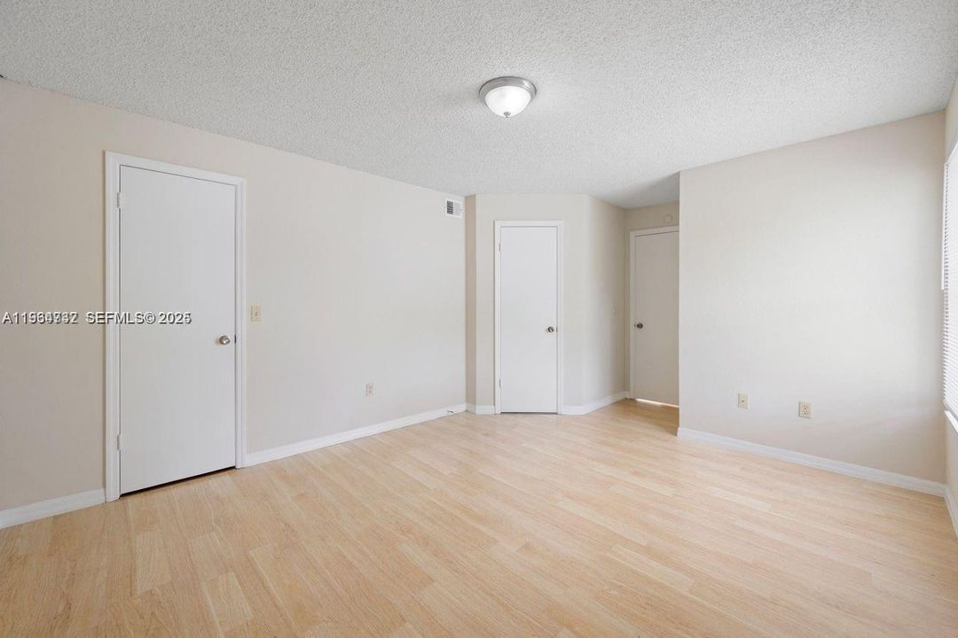 For Sale: $205,000 (2 beds, 2 baths, 1036 Square Feet)