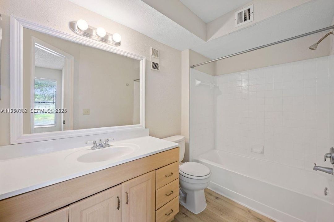 For Sale: $205,000 (2 beds, 2 baths, 1036 Square Feet)