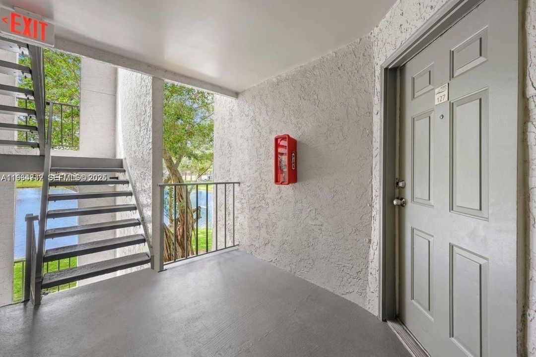 For Sale: $205,000 (2 beds, 2 baths, 1036 Square Feet)