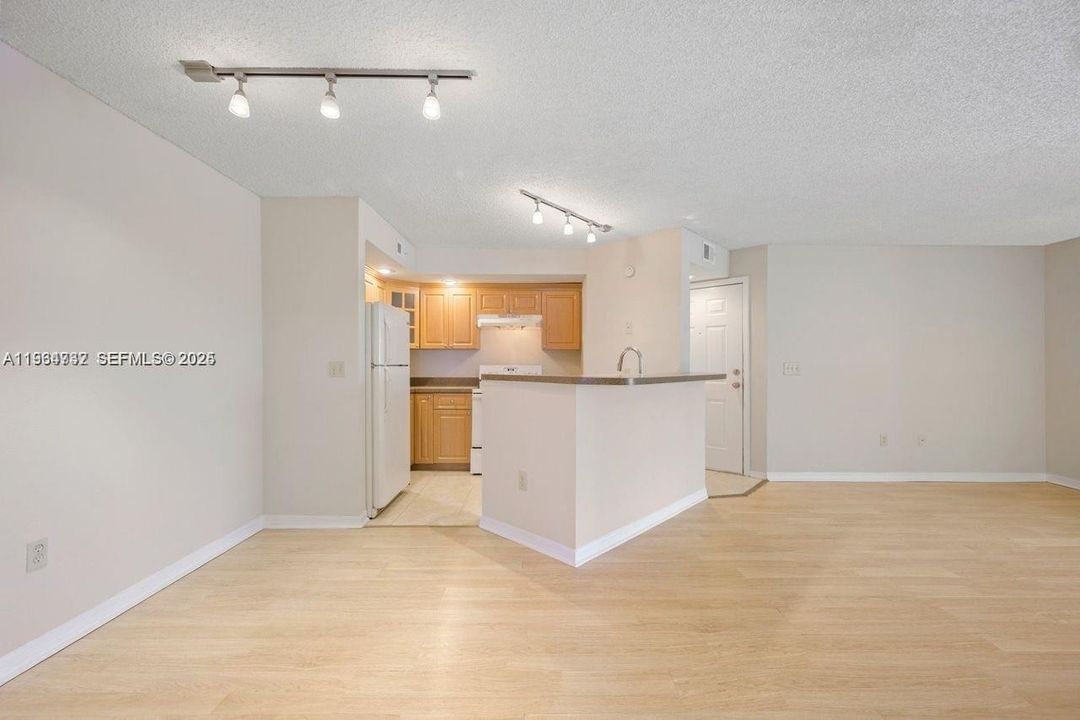 For Sale: $205,000 (2 beds, 2 baths, 1036 Square Feet)