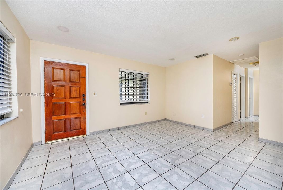 出租: $3,000 (3 贝兹, 2 浴室, 1975 平方英尺)