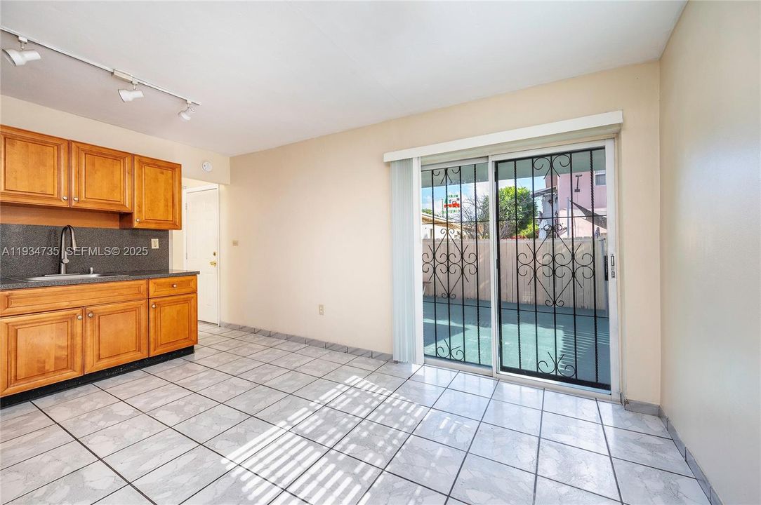 出租: $3,000 (3 贝兹, 2 浴室, 1975 平方英尺)