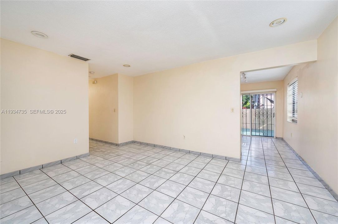 出租: $3,000 (3 贝兹, 2 浴室, 1975 平方英尺)