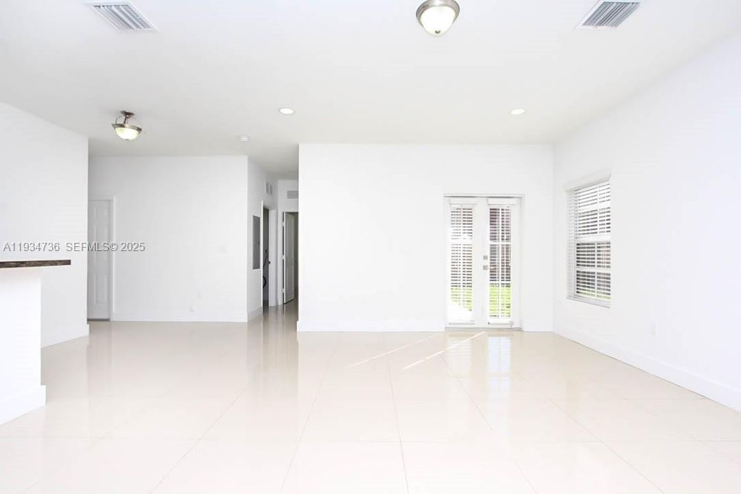 出租: $4,500 (4 贝兹, 3 浴室, 2700 平方英尺)