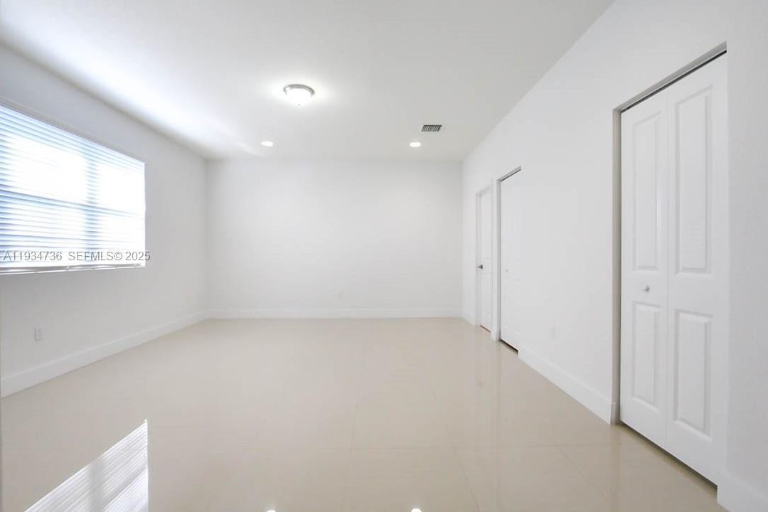 出租: $4,500 (4 贝兹, 3 浴室, 2700 平方英尺)