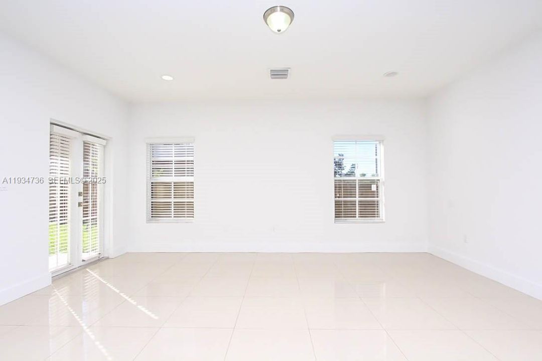 出租: $4,500 (4 贝兹, 3 浴室, 2700 平方英尺)