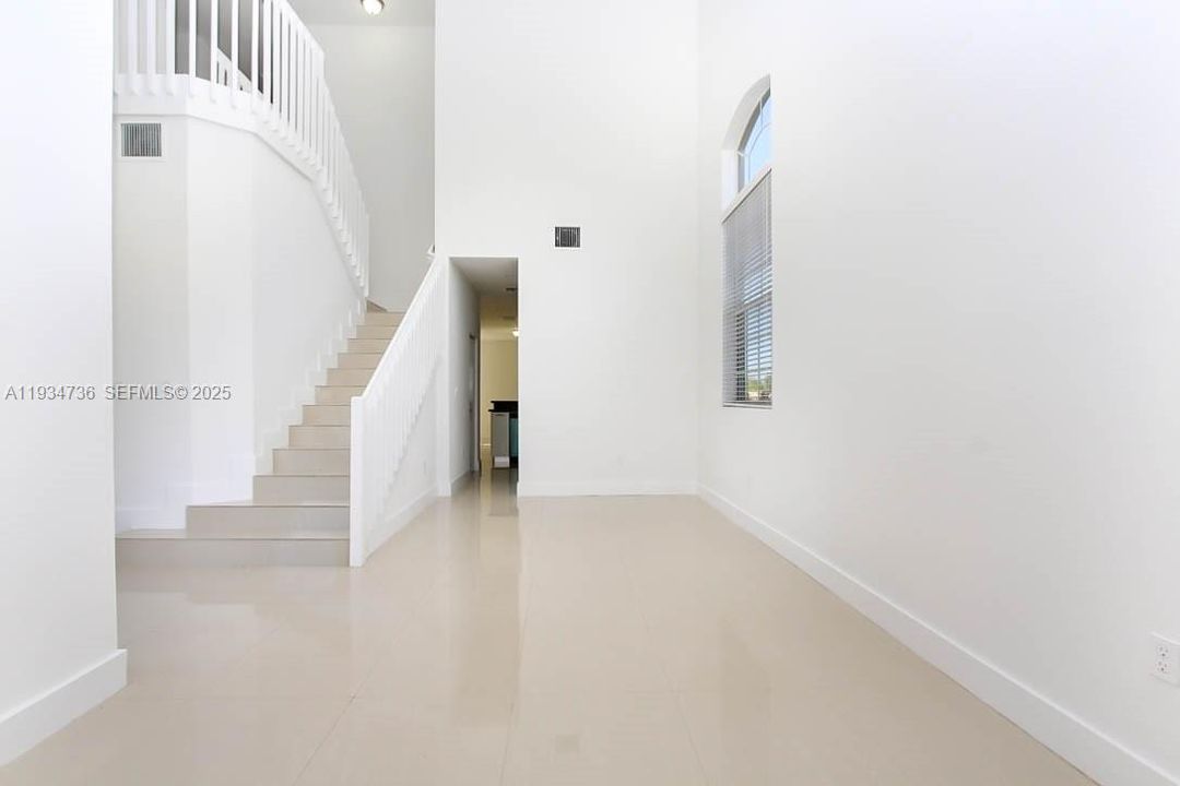 出租: $4,500 (4 贝兹, 3 浴室, 2700 平方英尺)