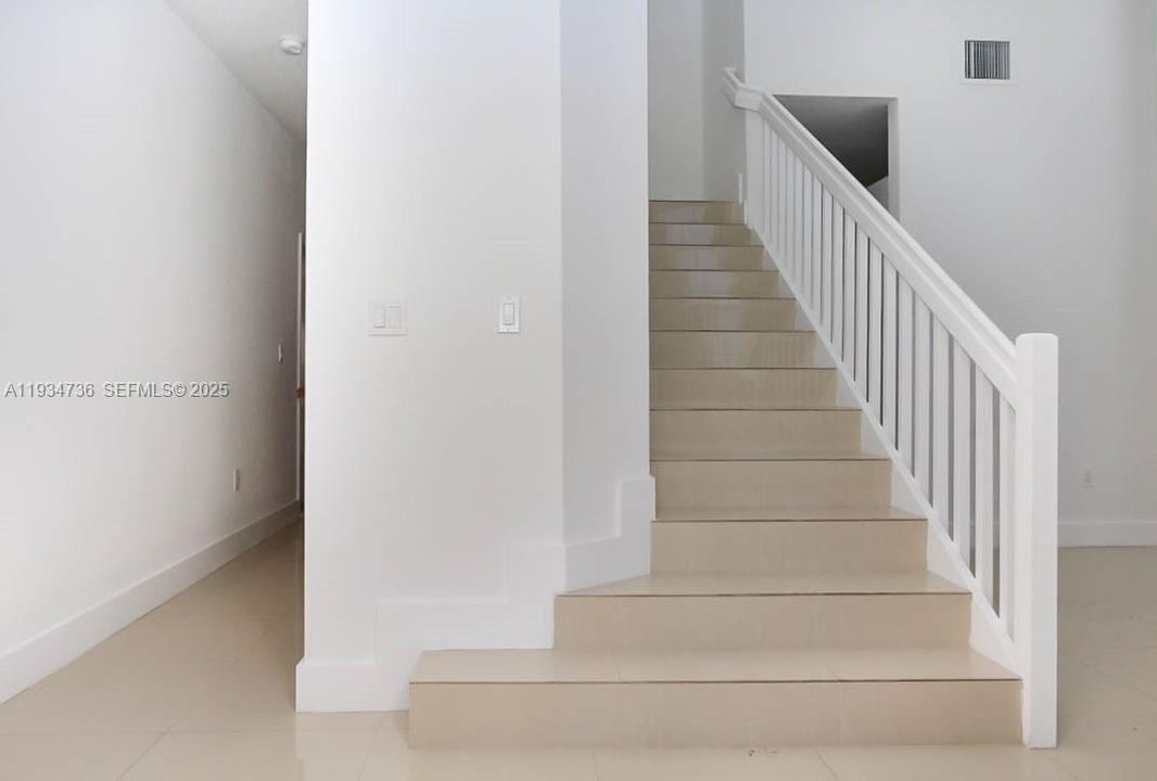 出租: $4,500 (4 贝兹, 3 浴室, 2700 平方英尺)