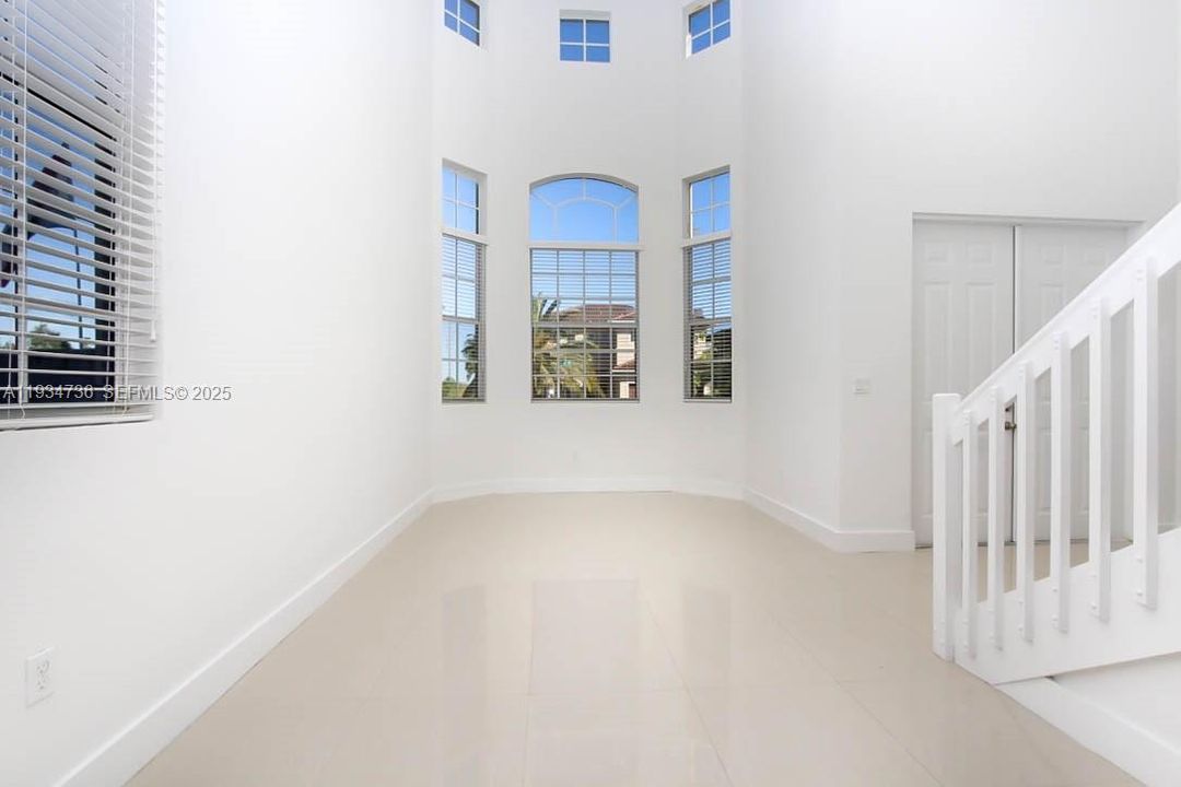 出租: $4,500 (4 贝兹, 3 浴室, 2700 平方英尺)