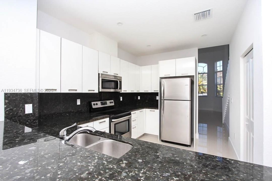 出租: $4,500 (4 贝兹, 3 浴室, 2700 平方英尺)