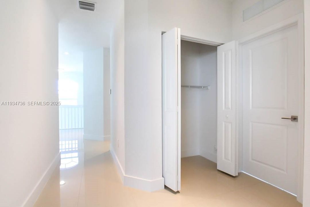 出租: $4,500 (4 贝兹, 3 浴室, 2700 平方英尺)