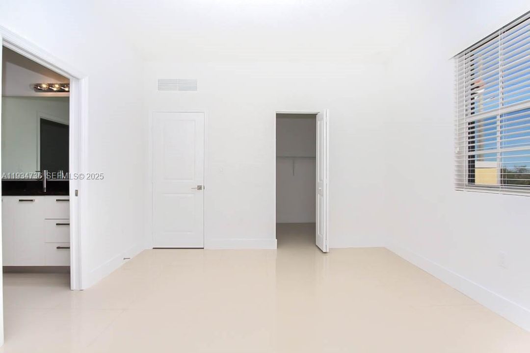 出租: $4,500 (4 贝兹, 3 浴室, 2700 平方英尺)