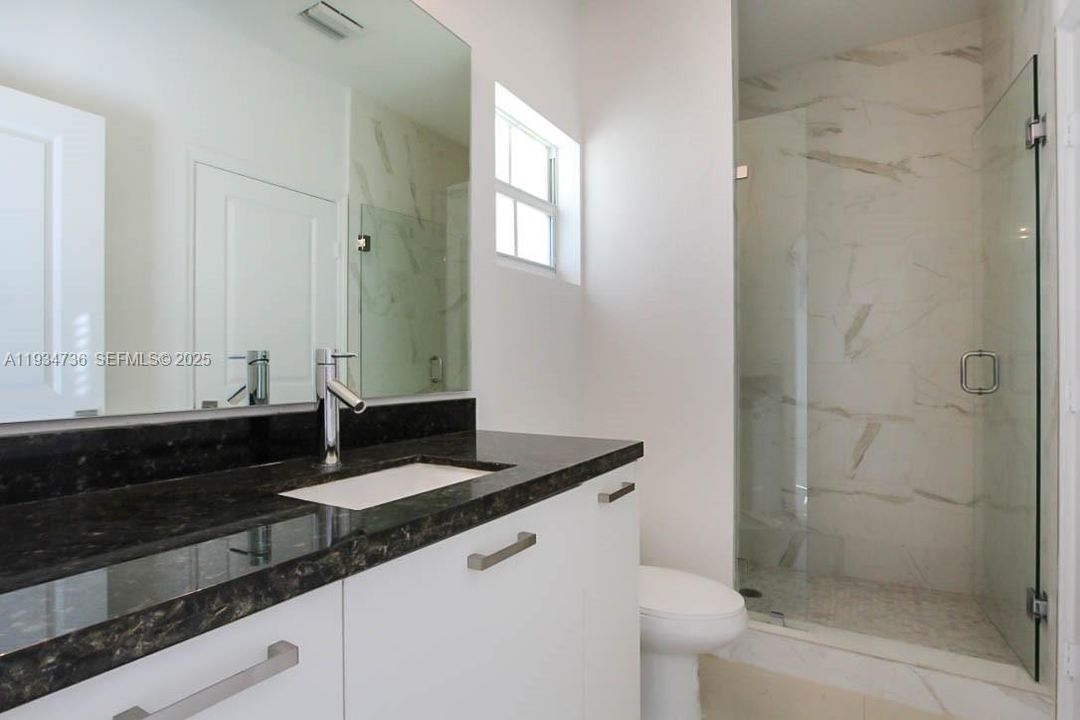 出租: $4,500 (4 贝兹, 3 浴室, 2700 平方英尺)