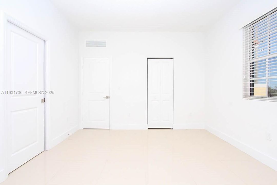 出租: $4,500 (4 贝兹, 3 浴室, 2700 平方英尺)