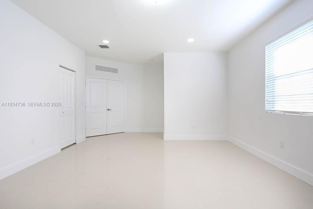 出租: $4,500 (4 贝兹, 3 浴室, 2700 平方英尺)