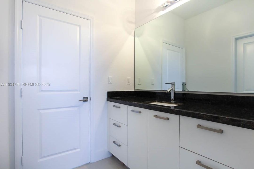 出租: $4,500 (4 贝兹, 3 浴室, 2700 平方英尺)