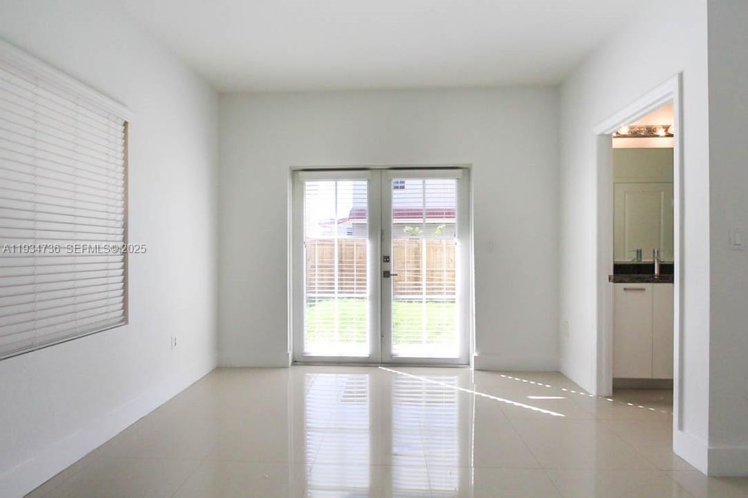 出租: $4,500 (4 贝兹, 3 浴室, 2700 平方英尺)