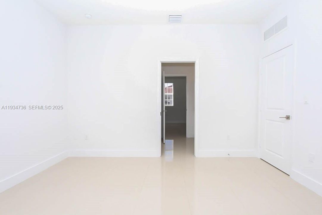 出租: $4,500 (4 贝兹, 3 浴室, 2700 平方英尺)