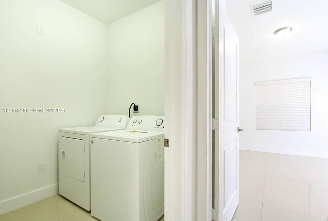 出租: $4,500 (4 贝兹, 3 浴室, 2700 平方英尺)