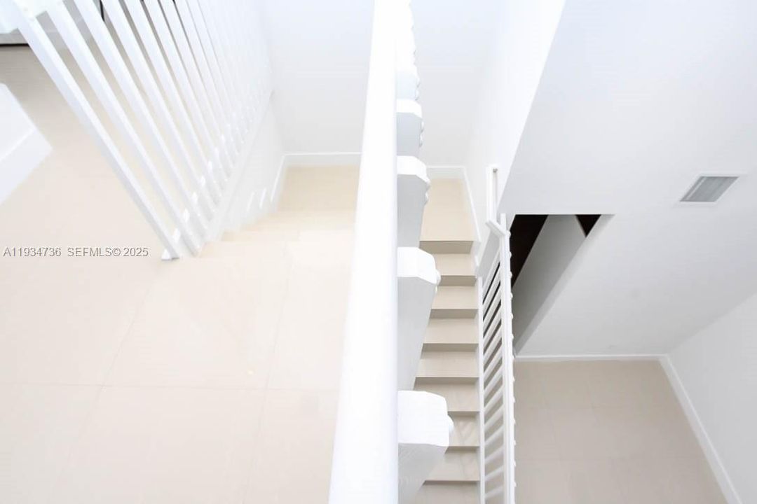 出租: $4,500 (4 贝兹, 3 浴室, 2700 平方英尺)