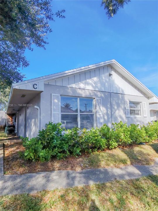 For Rent: $1,950 (2 beds, 2 baths, 855 Square Feet)