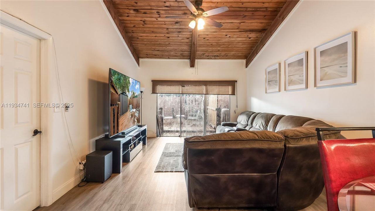 На продажу: $450,000 (2 спален, 2 ванн, 1076 Квадратных фут)