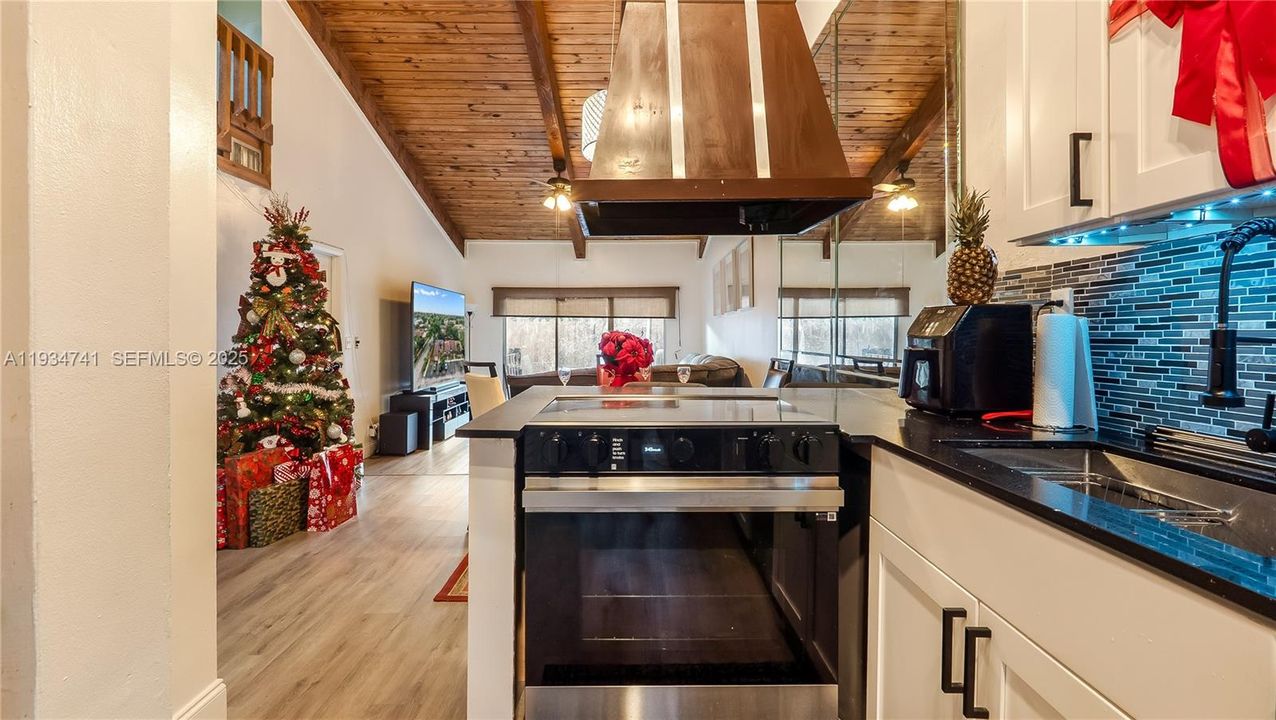 На продажу: $450,000 (2 спален, 2 ванн, 1076 Квадратных фут)