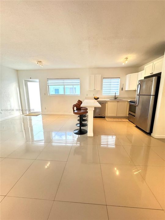 出租: $2,100 (1 贝兹, 1 浴室, 14614 平方英尺)