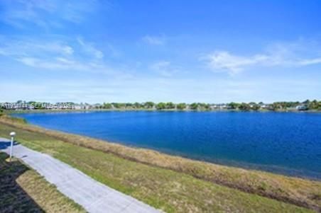 待售: $248,000 (2 贝兹, 2 浴室, 1096 平方英尺)