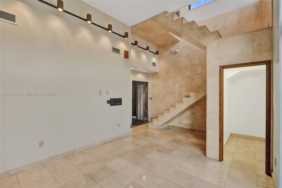 待售: $1,750,000 (7 贝兹, 7 浴室, 7919 平方英尺)