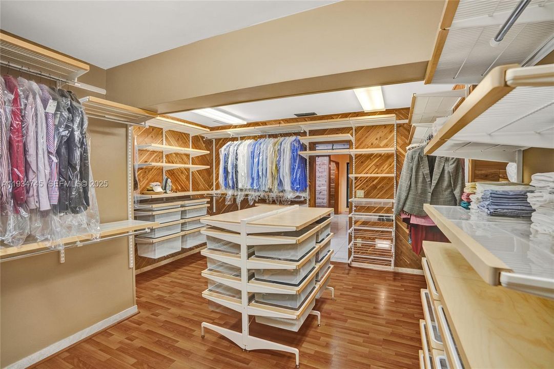 待售: $1,750,000 (7 贝兹, 7 浴室, 7919 平方英尺)